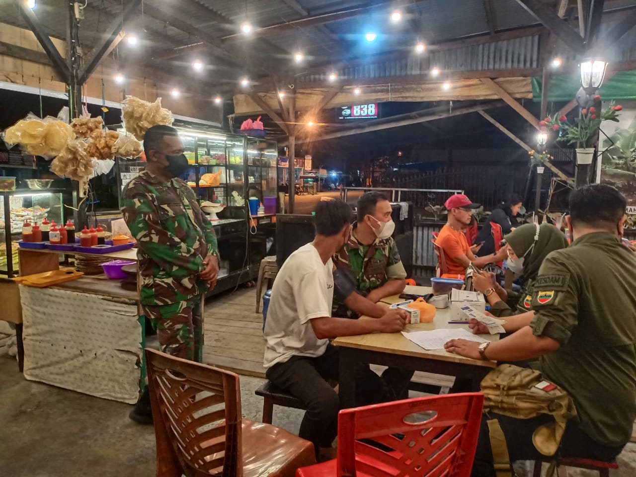 Jelang Berbuka Puasa, Kodim 0314/Inhil dan Koramil 01 Laksanakan Sosialisasi Pentingnya Vaksin Booster