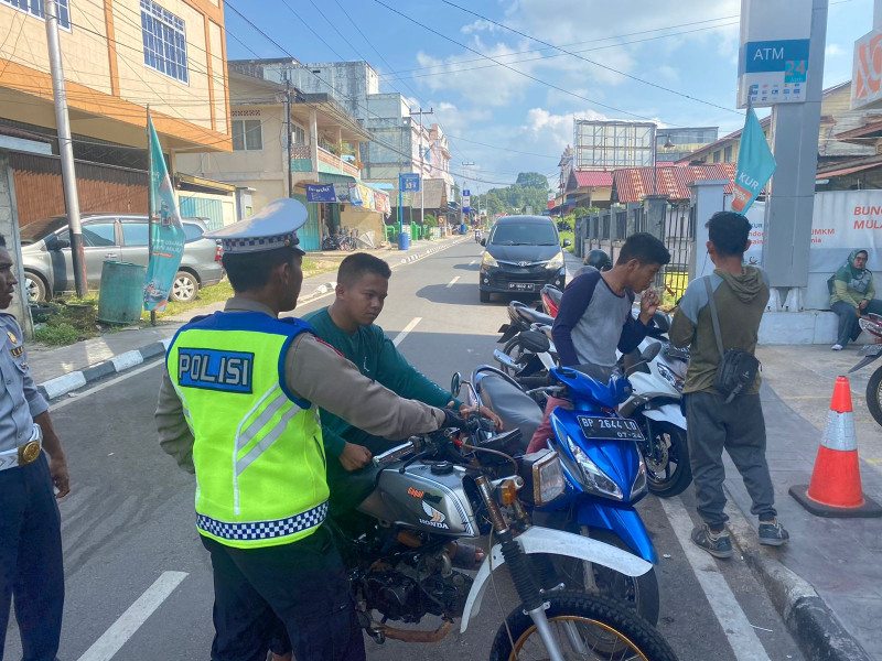 Jaga Keselamatan, Satlantas Polres Lingga Berikan Teguran Simpatik Kepada Pelanggar Lalu Lintas.