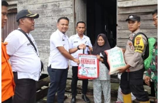 Riski Afriady Camat Talang Mandau Salurkan Bantuan Kepada Warga Terkena Banjir