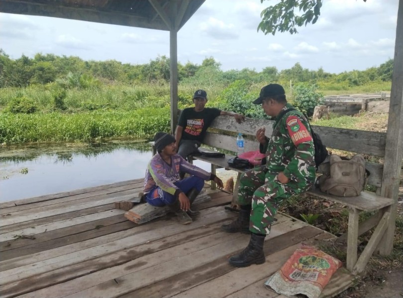 Pengawasan SDM, Babinsa Koramil 06/Kateman Ajak Warga Jaga Keamanan dan Kekompakan