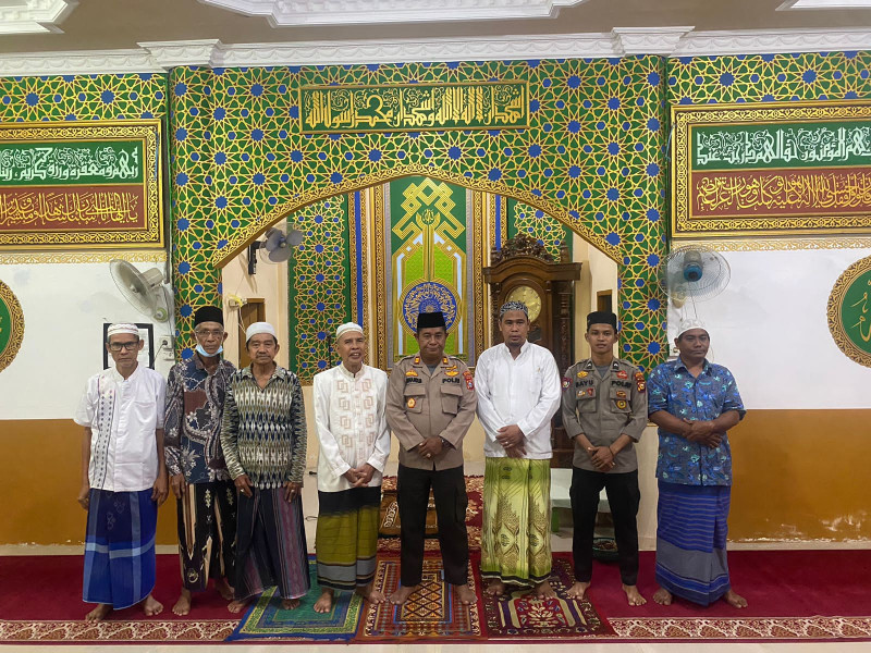 Pupuk Keakraban, Kapolsek Kuindra Shalat Berjamaah Bersama Masyarakat