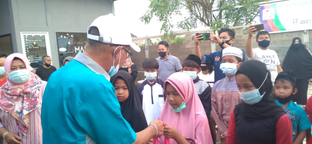 Bapak sosial YVB ini Berikan Santunan Kepada Puluhan Anak Yatim Saat Milad YVB Yang Ke-2 Tahun