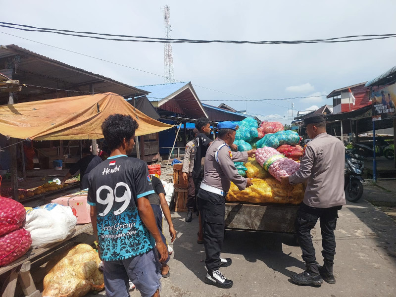 Polisi di Kuala Kampar Lakukan Blusukan ke Pasar Sampaikan Pesan Kamtibmas Pilkada Damai