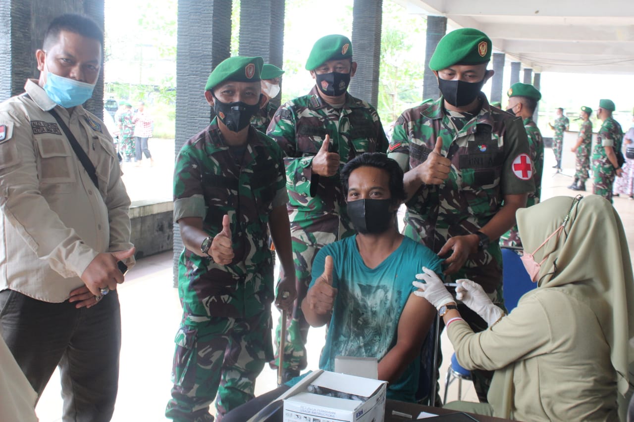 Kolaborasi, Kodim 0314/Inhil Gelar Bazar Minyak Goreng dan Vaksinasi