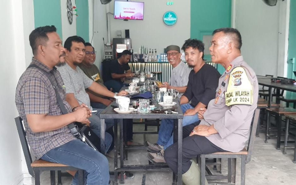 Ngopi Santai Bersama Tameng Adat, Kapolsek Rengat Barat Ajak Aktif Berpartisipasi Sukseskan Pilkada Damai