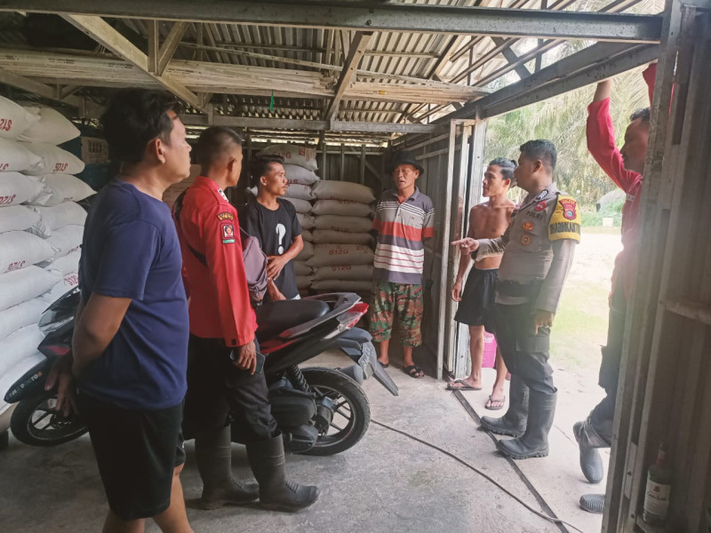 Bhabinkamtibmas Teluk Jira Imbau Warga Tak Sebar Berita Hoax