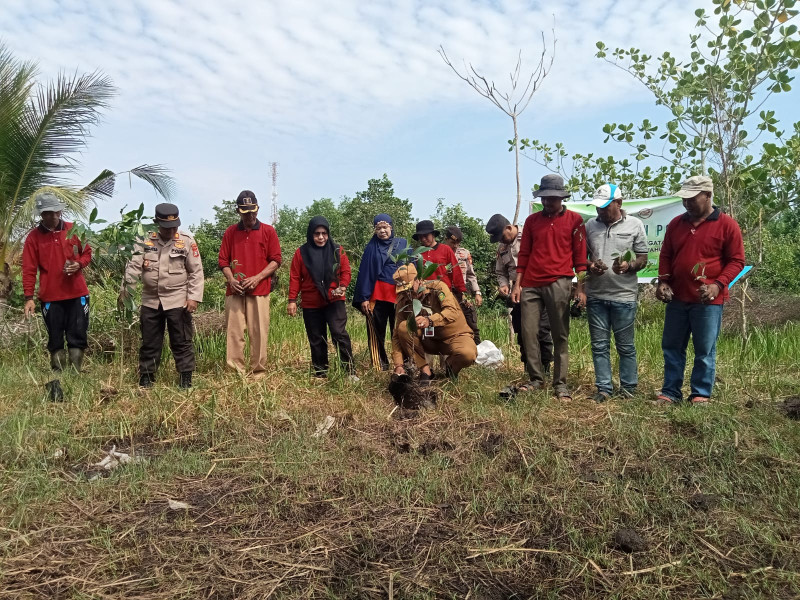 Jaga Alam dan Lingkungan, Polsek Kuindra Giat Tanam Pohon