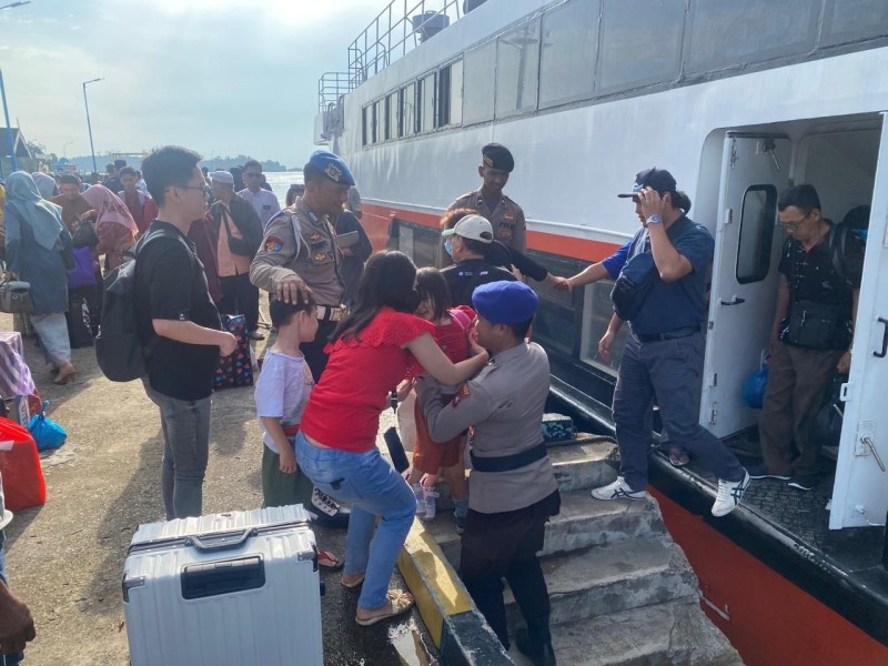 Satpolairud Polres Lingga Tunjukkan Kepedulian Kemanusiaan, Evakuasi Warga Sakit di Pelabuhan Jagoh.