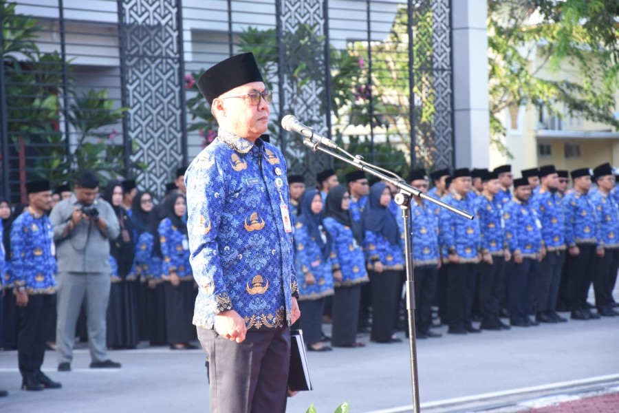 Sekda Ersan Pimpin Upacara Peringatan HUT RI Ke-80 Di Halaman Kantor Bupati Bengkalis
