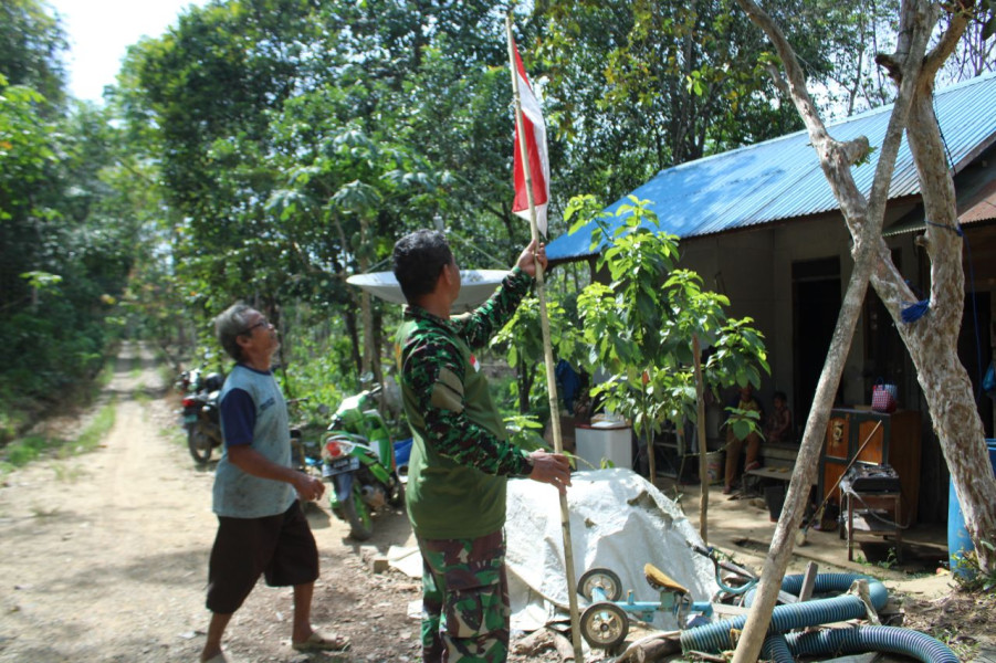 Cinta Tanah Air, Satgas TMMD Tabalong Bersama Warga Kibarkan Bendera Merah Putih