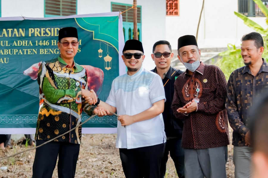 Masjid Besar Arafah Kecamatan Mandau  Menerima Bantuan Kemasyarakatan Presiden Berupa Sapi Qurban