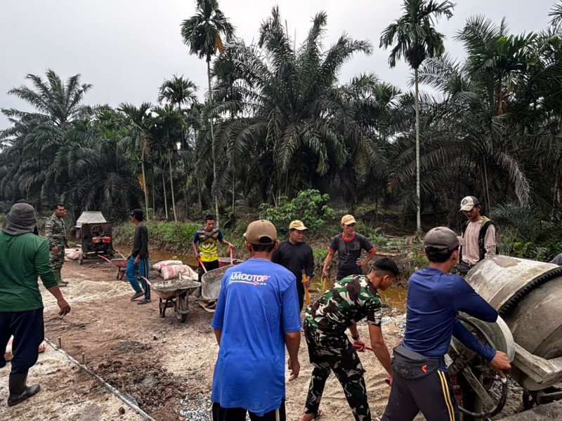 Kejar Target TMMD Ke-130, Kodim 0314/Inhil Kebut Semenisasi Jalan 1 KM di Desa Kuala Lemang