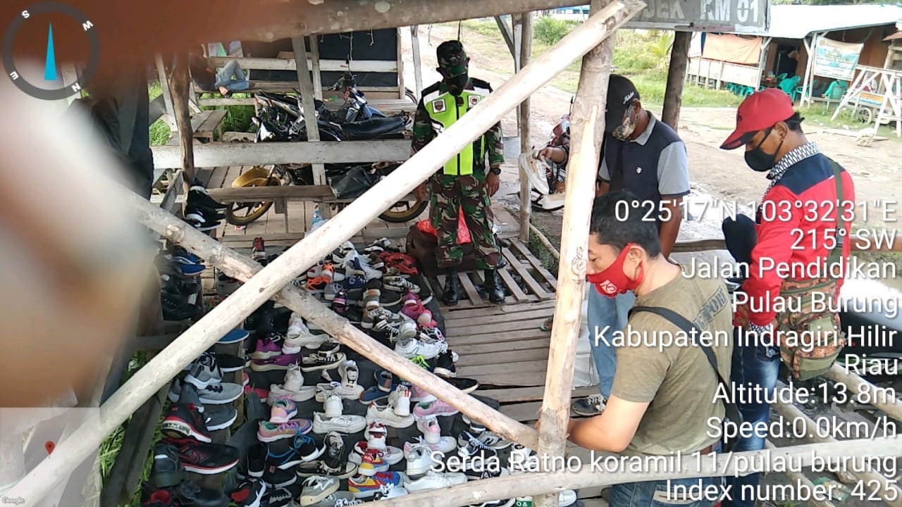 Cegah Penyebaran Covid-19, Bhabisa koramil 11 Pulau Burung Laksanakan Penegakan Disiplin Protokol Kesehatan