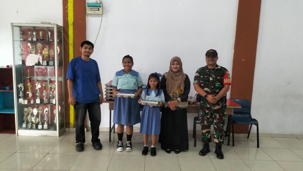 Dukung Generasi Sehat dan Cerdas, Babinsa Koramil 06/Kateman Berikan Pendampingan Program MBG di Kateman