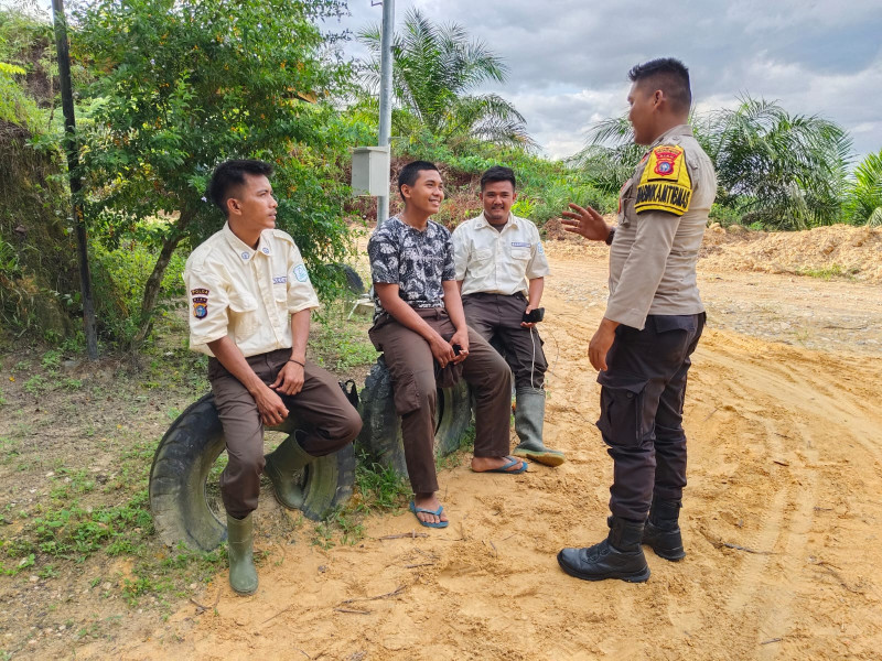 Sambang Bhabinkamtibmas Polsek Batang Gansal Ajak Karyawan Bersama Wujudkan Persatuan