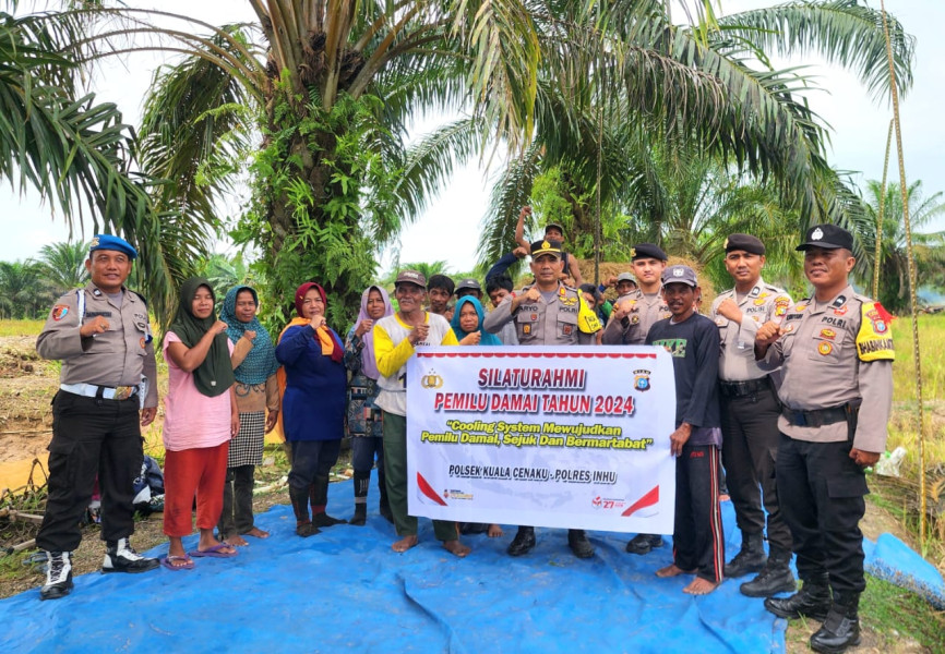 Kapolsek Kuala Cenaku Jadikan Lahan Sawah Kelompok Tani Jadi Tempat Sosialisasi Pilkada