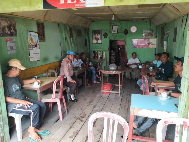 Sambangi Warung Kopi, Personel Polsek Kuindra Berikan Himbauan Kamtibmas
