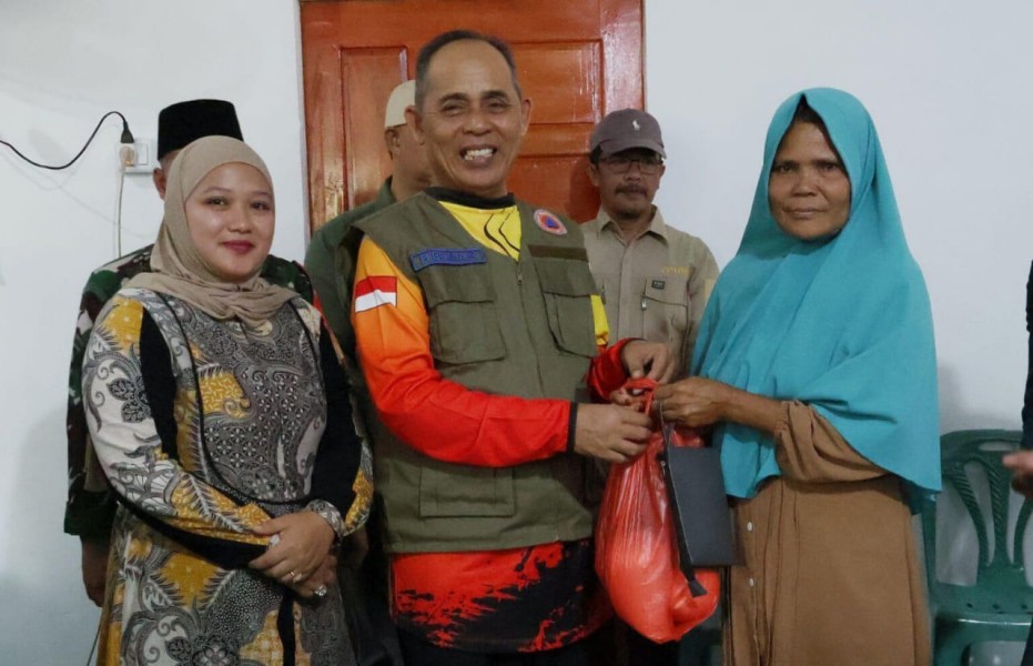 Bupati Inhil Gerak Cepat Bantu Warga Terdampak Banjir di Kempas