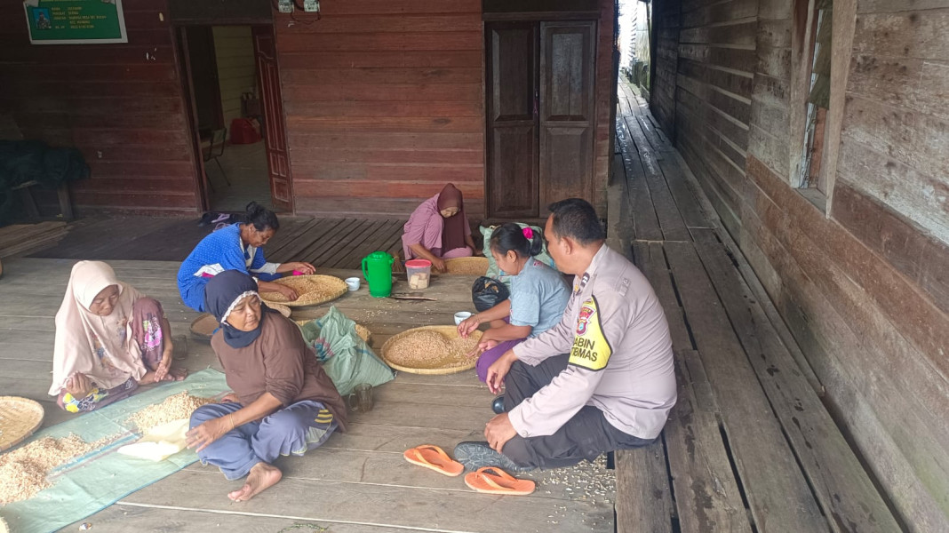 Sambangi Warga, Bhabinkamtibmas Sungai Buluh Sampaikan Pesan Kamtibmas dan Pilkada damai