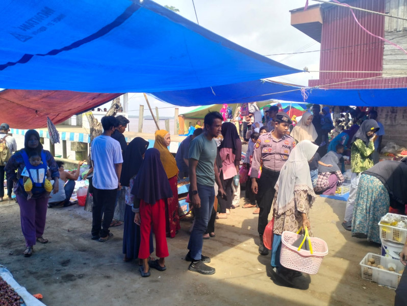 Pastikan Keamanan di Tempat Keramaian, Polsek Kuindra Patroli Sambang ke Pasar Mingguan