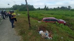 Supir Ngantuk, Mobil Masuk Parit di Jalan Sudirman