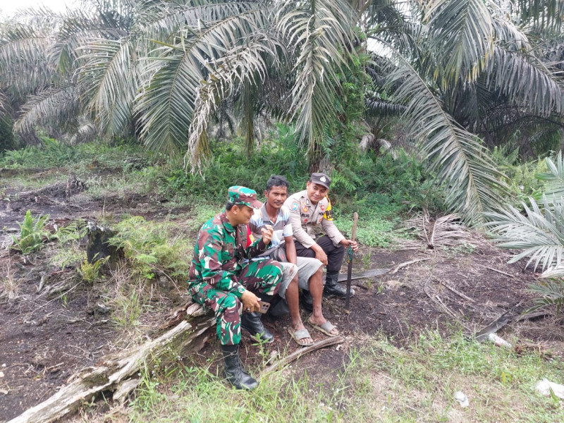 Bhabinkamtibmas Desa Merbau Sampaikan Pesan Keamanan kepada Warga di Perkebunan Sawit