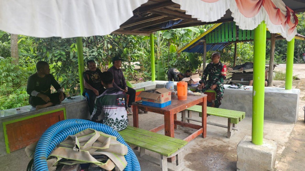 Babinsa Sertu Lendi Bangun Sinergi dengan Tokoh Masyarakat Air Tawar