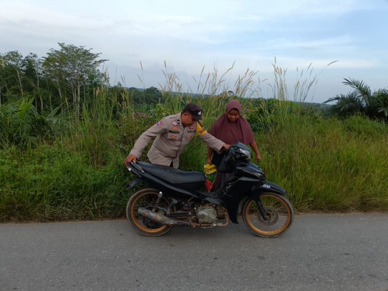 Aksi Sosial Polisi Bunut, Dorong Kedamaian Jelang Pilkada Sambil Membantu Warga