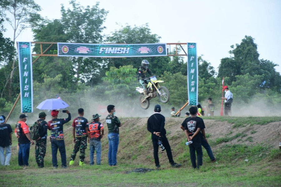 Koramil 01/Bengkalis Gelar Kejuaraan Motocross dan Grasstrack Meriahkan HUT Ke-80 TNI