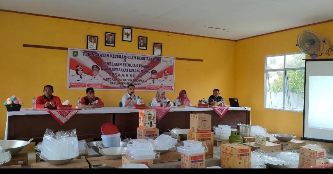 Puluhan Warga Desa Air Kulim Terima Bantuan Stimulus Usaha Keluarga Kurang Mampu