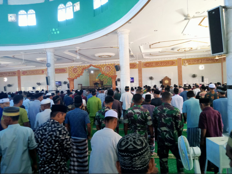 Tingkatkan Iman dan Taqwa, Anggota Satgas TMMD Shalat Jumat Berjamaah