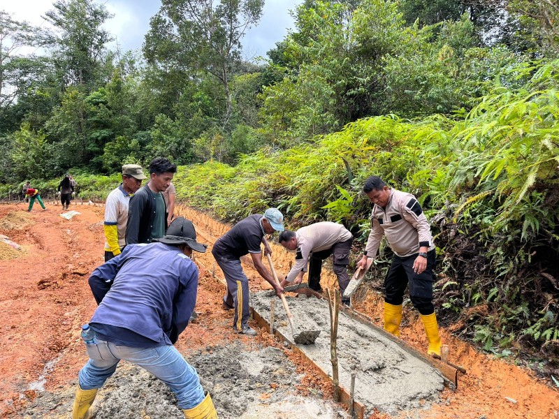 Sinergi Polri dan Warga, Jalan Bukit Tumang Diperbaiki Secara Gotong Royong