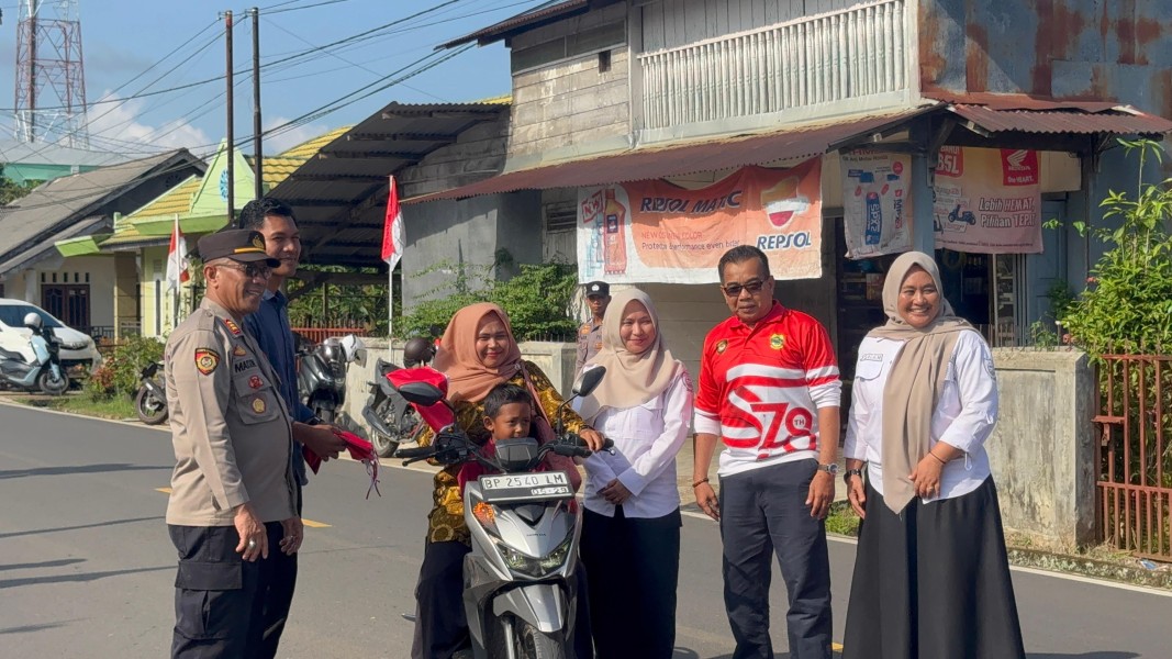 Polsek Daik Lingga dan Kesbangpol Bagikan Bendera Merah Putih kepada Pengendara Jelang HUT ke-80 Kemerdekaan RI.