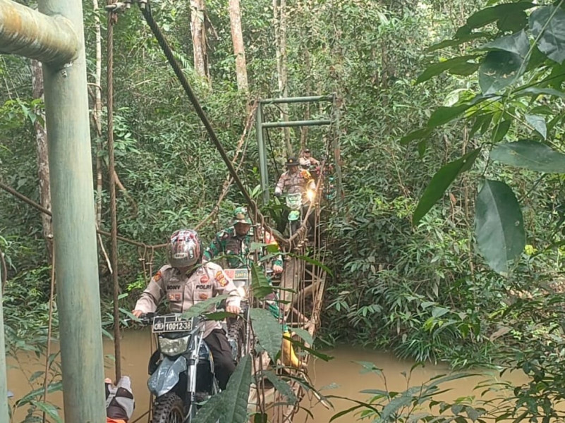 Wujudkan Pilkada Damai, Personil TNI-Polri di Ukui Susuri Hutan dan Jembatan Ekstrem