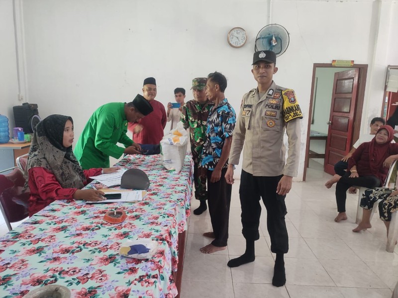 Brigadir Nofri Dampingi Penyaluran Bantuan Pangan: Wujud Nyata Sinergi Polri dan Pemerintah Hadapi Tantangan Ekonomi.