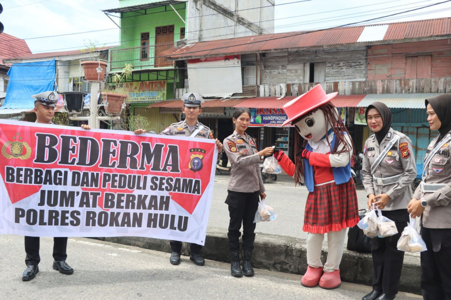 Polres Rohul Berbagi Sambil Sampaikan Pesan Pilkada Damai