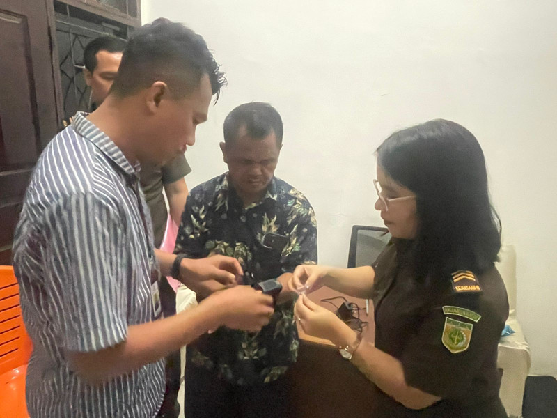 Perdana, Kejari Inhu Pasang Gelang Detection Kit kepada Tahanan Kota