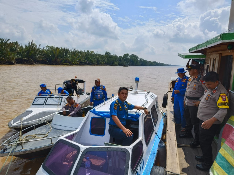 Kapolsek GAS Lakukan Pencairan Korban Tenggelam di Perairan