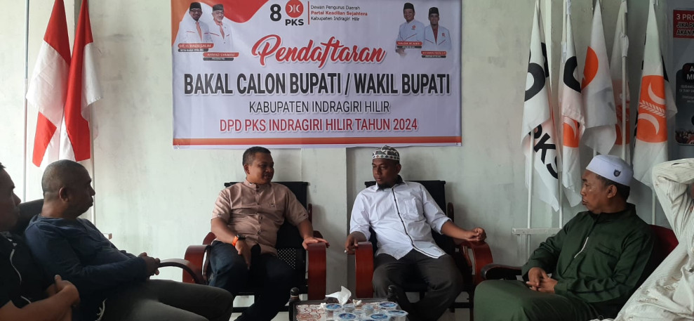 Disambut Ketua DPD PKS dan Pengurus, Kiyai Pardian Rivai Hidayatullah Serahkan Formulir Pendaftaran Pencalonan Wabup Inhil