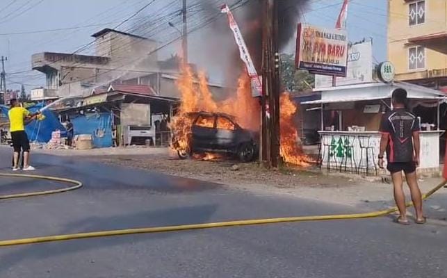 Minibus Hangus Terbakar di Jalan Sudirman Peranap, Sopir Alami Luka Bakar