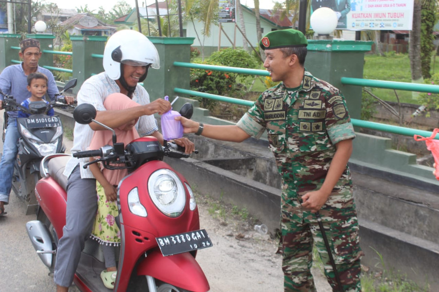 Di Bulan Penuh Berkah, Kodim 0314/Inhil Bagikan Takjil untuk Masyarakat