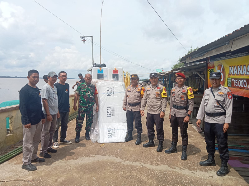 Personel Polsek Kuindra Kawal Pergeseran Logistik Pilkada 2024 ke PPS Tanjung Melayu