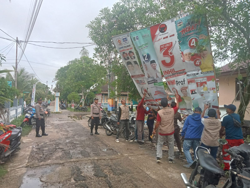 Masa Tenang, Polsek Kuindra Kawal Penertiban Alat Peraga Kampanye