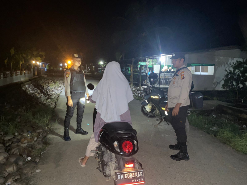 Antisipasi Gangguan Keamanan Jelang Pilkada, Personel Polsek Enok Giat Patroli Malam