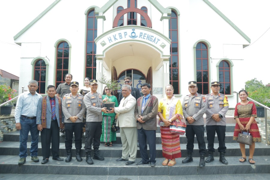 Minggu Kasih di Gereja, Kapolres Inhu Sosialisasi Green Policing dan Tanam Pohon Bersama Pendeta