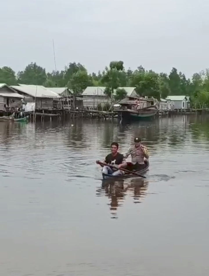 Gunakan Perahu, Bhabinkamtibmas Sungai Bela Giat Berikan Himbauan Kamtibmas Daerah Pesisir