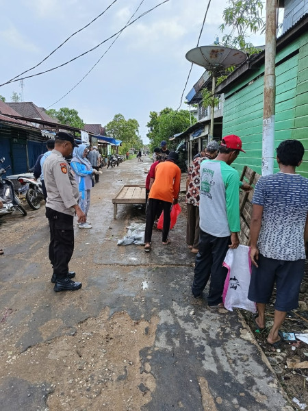 Personel Polsek Kuindra Goro Kamis Bersih Bersama Masyarakat