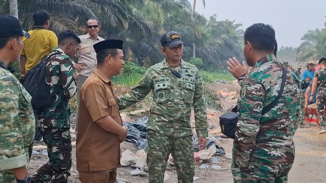 Dandim 0314/Inhil Tinjau Langsung Semenisasi Jalan 1 Km Program TMMD ke-130 di Kuala Lemang