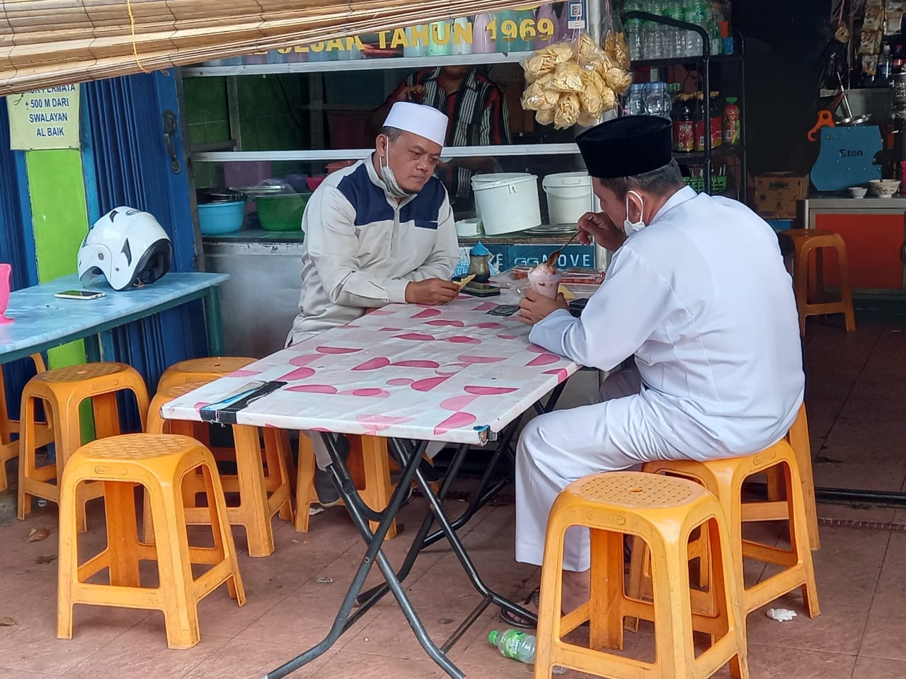 Ansar Ahmad Melepas Dahaga Di Warung Pinggir Jalan