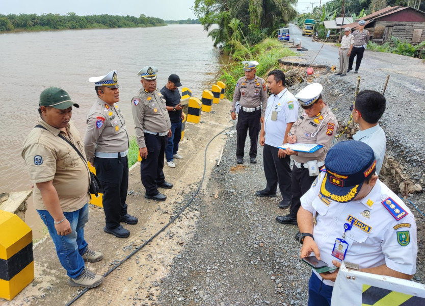 Ditlantas Polda Riau dan Polres Inhu Survey Jalan Rusak di Inhu, Ini Hasilnya